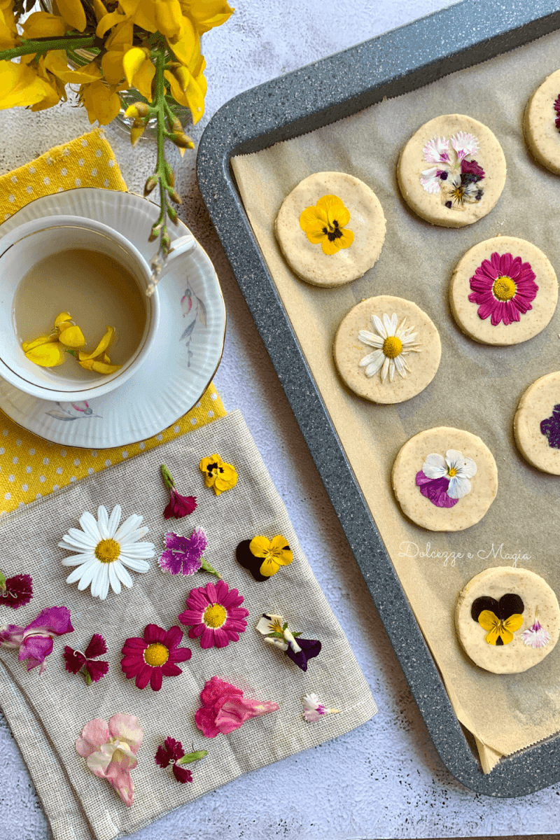biscotti con fiori eduli
