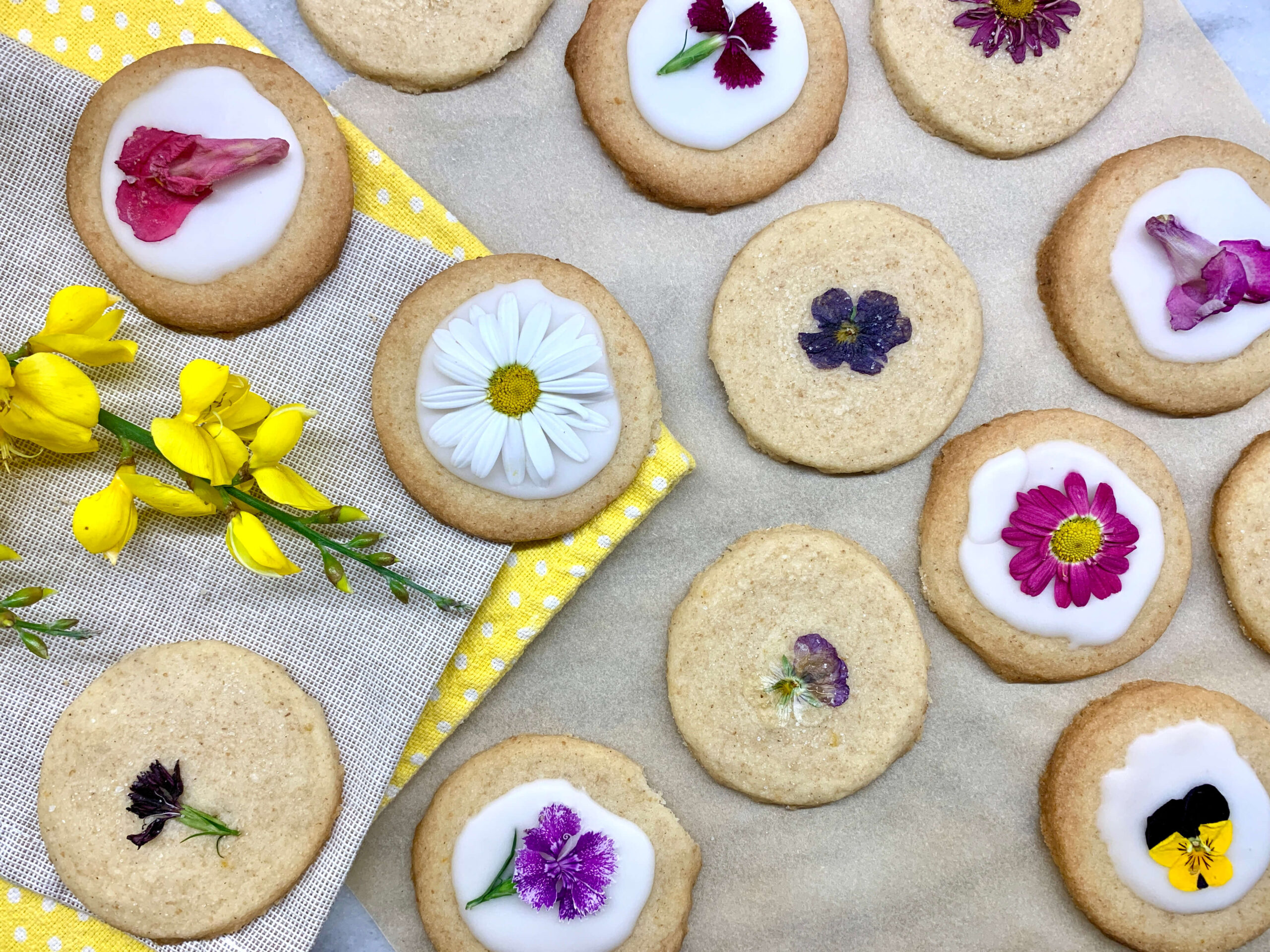 biscotti con fiori eduli