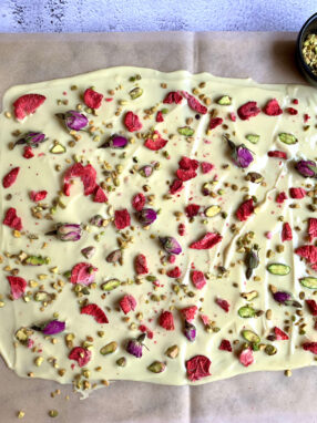 barrette di cioccolato bianco con fiori, fragole e pistacchio