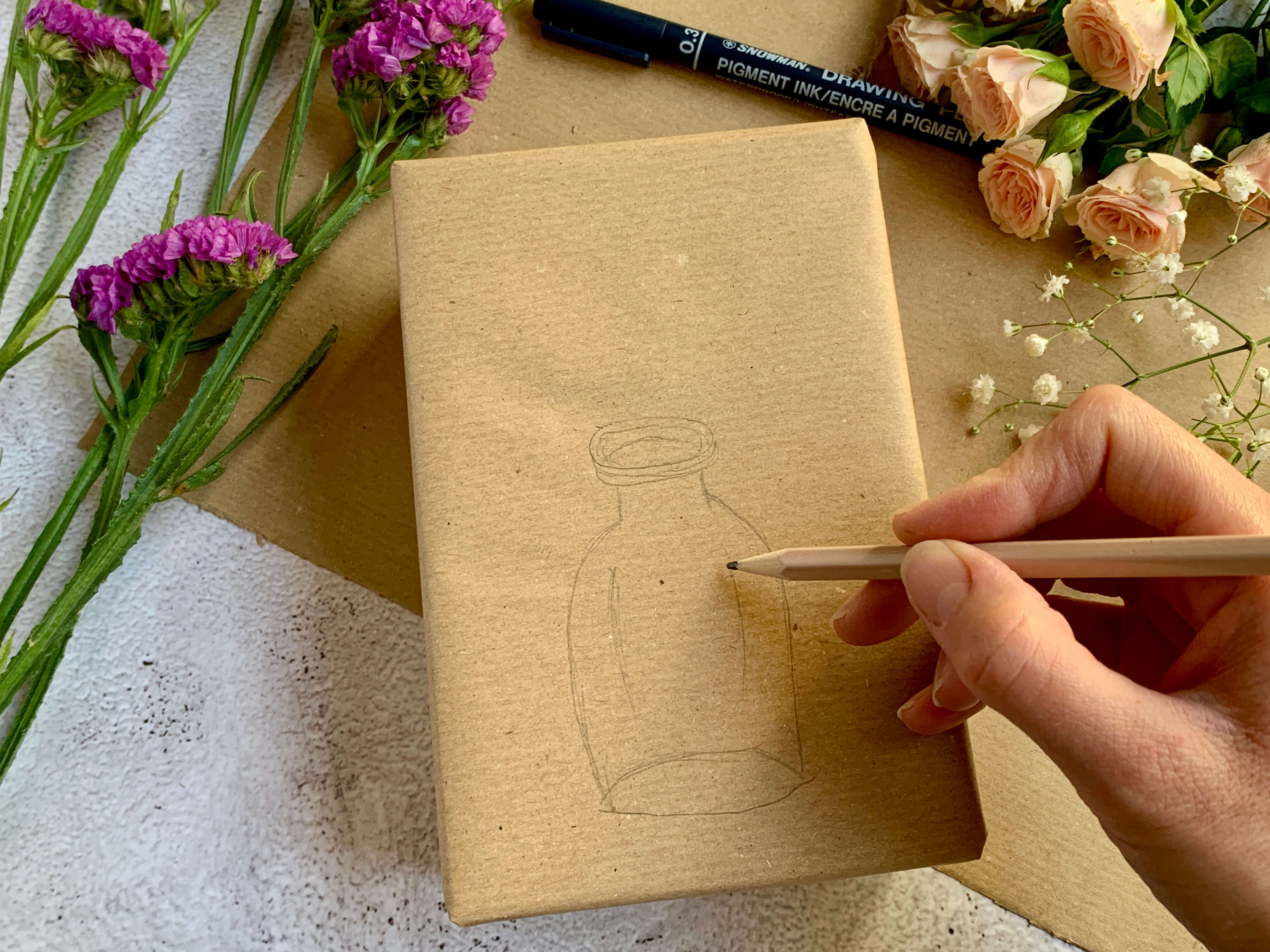 rose fiori e disegno di una bottiglia