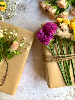 pacchi regalo con fiori freschi