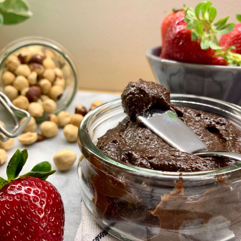 barattoli di nutella casalinga con spalmaburro e fragole