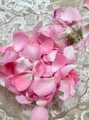 Petali di rosa dentro una ciotola di vetro