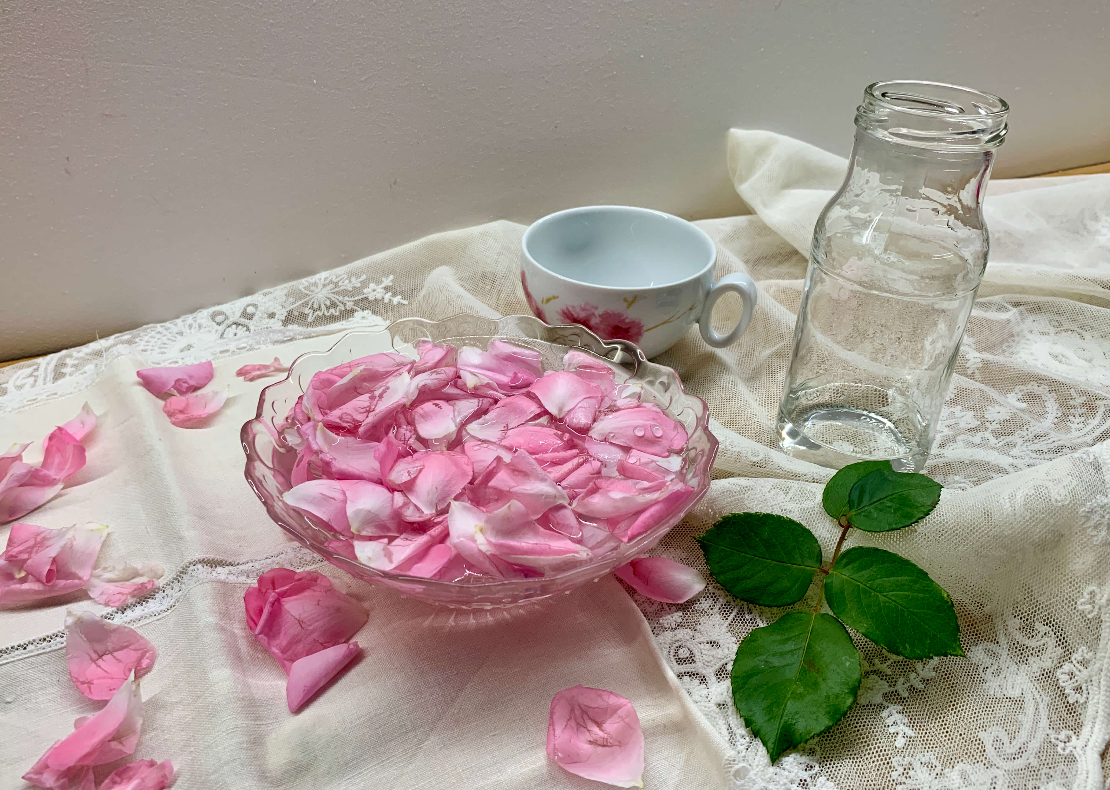Petali di rosa dentro una ciotola di vetro con acqua