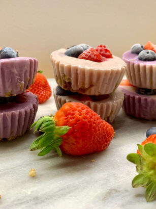 cupcakes di yogurt con frutta fresca e fragole su un tagliere di marmo