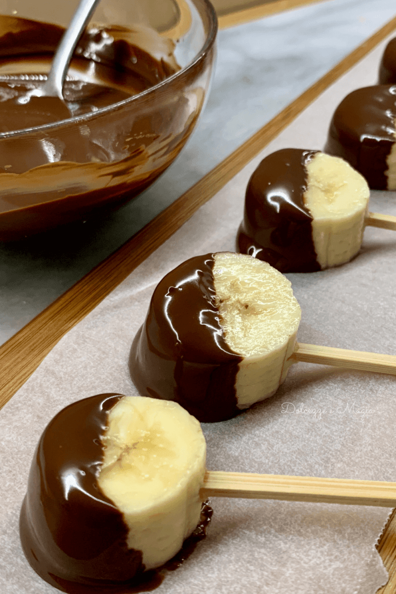locandina pinterest con spiedini di banana ricoperti di cioccolato fuso