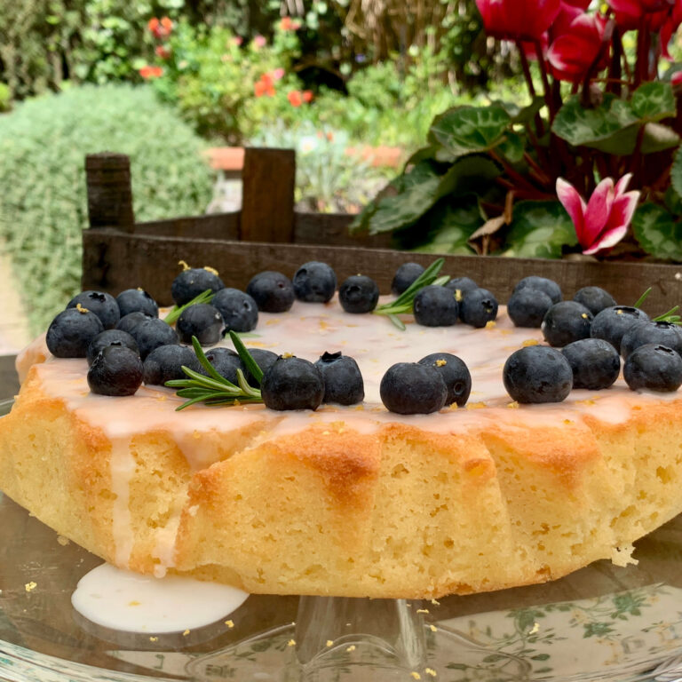 torta al limone semplice e profumatissima con glassa deliziosa e mirtilli freschi