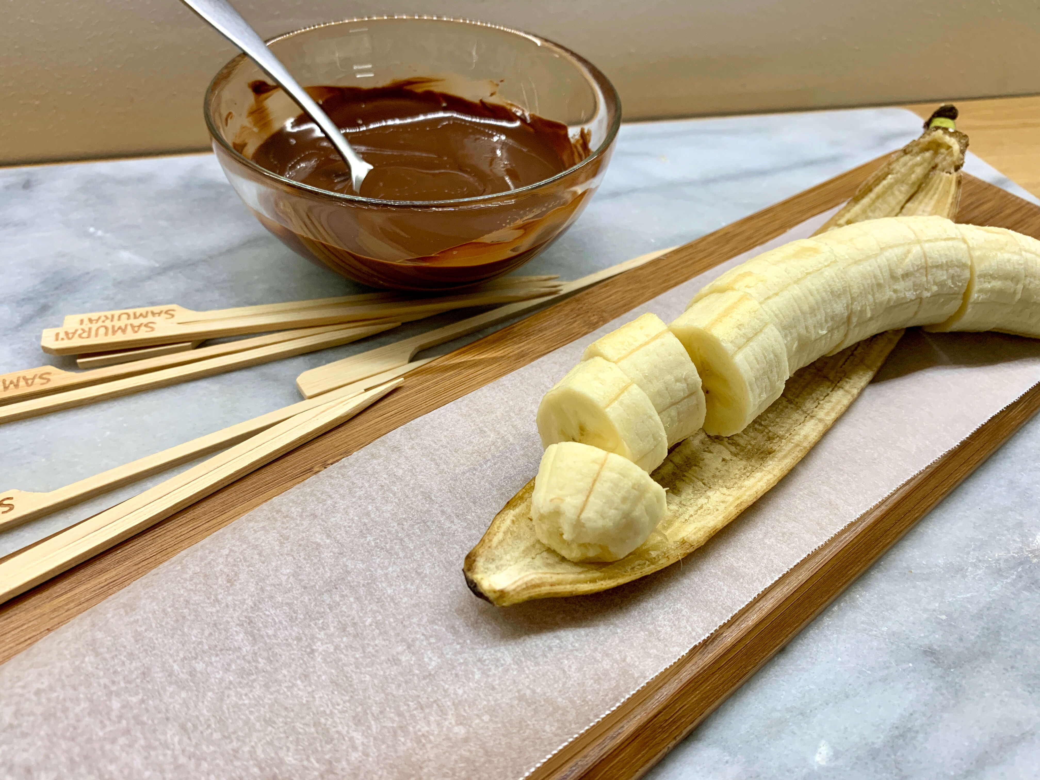banana a fette con cioccolato sciolto accanto