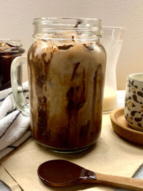 caffè freddo con sciroppo al cioccolato