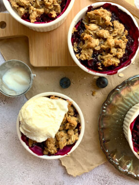 crumble ai mirtilli con gelato