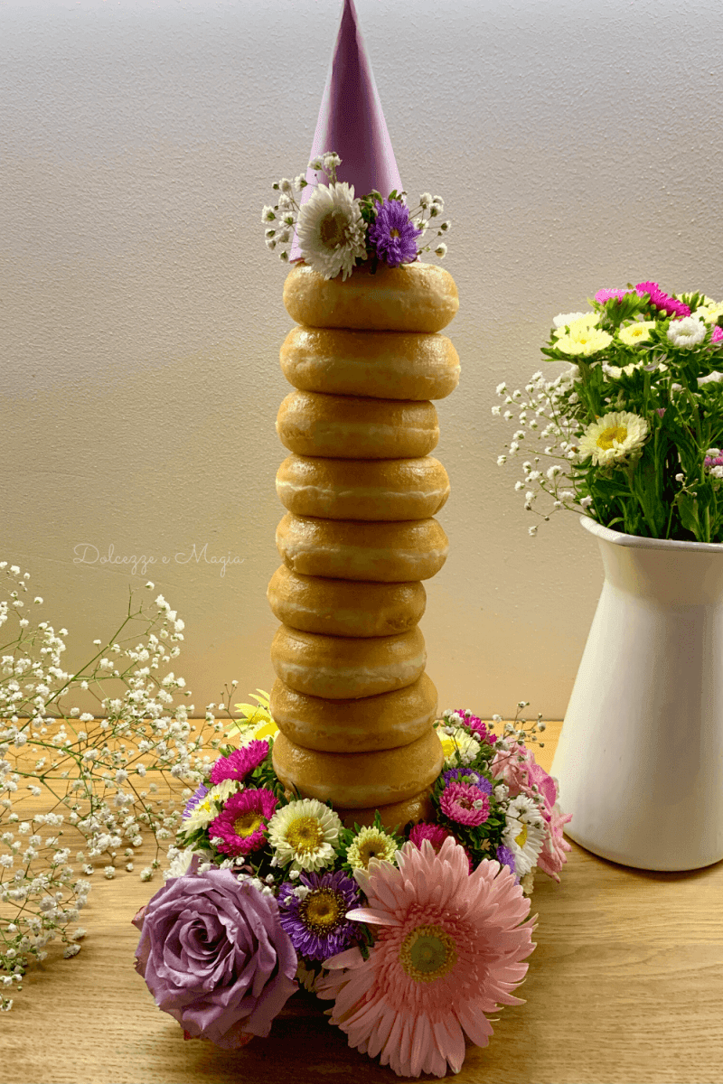 la torre di Rapunzel fatta di ciambelle e fiori