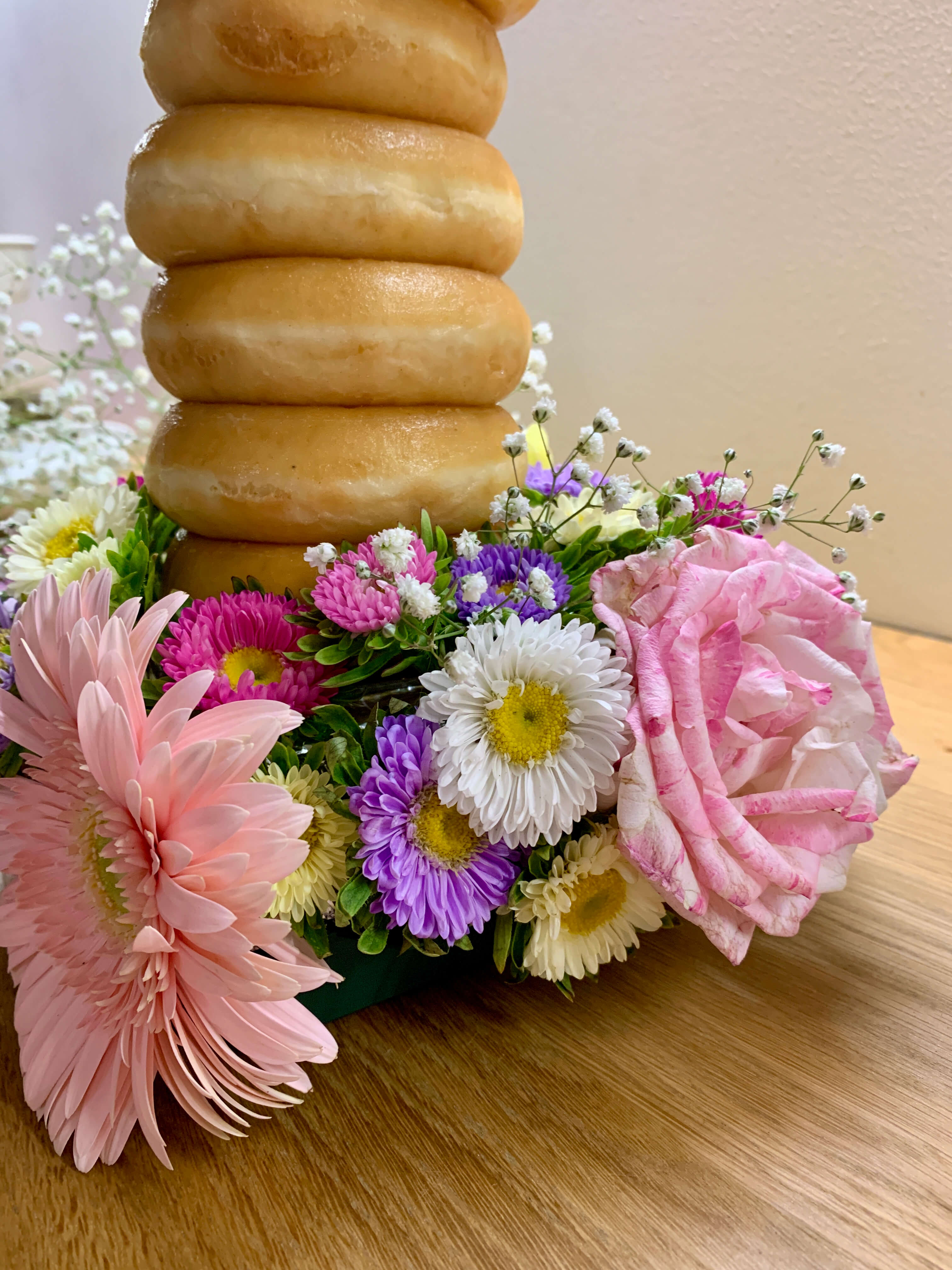 una bellissima torre di Rapunzel fatta di donuts