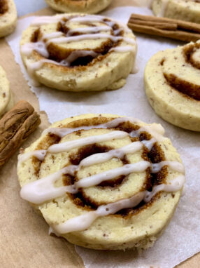 girelle alla cannella con stecche di cannella