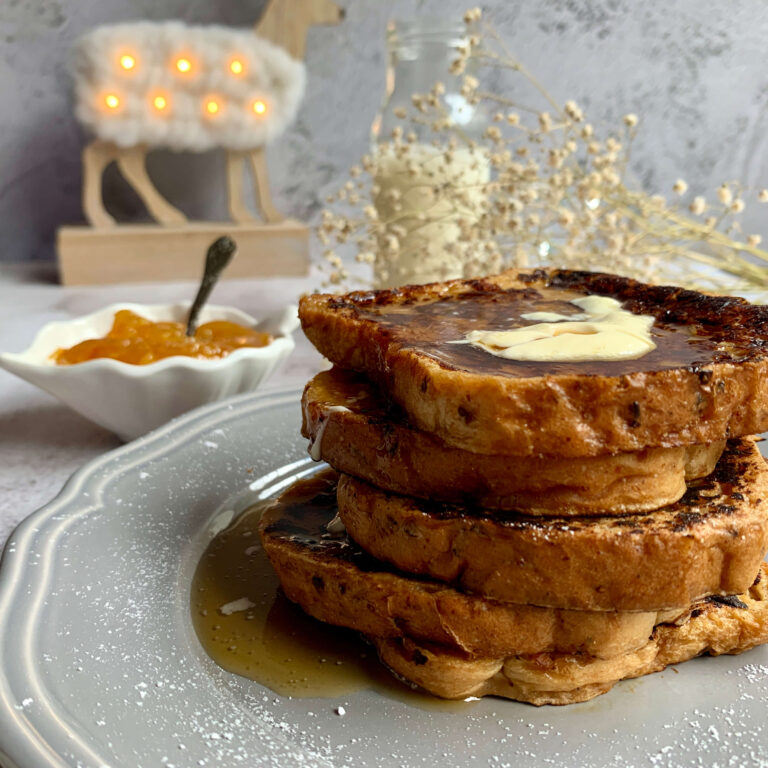 piatto di french toast con sciroppo d'acero