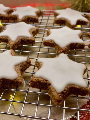 Zimtsterne biscotti di Natale senza latte e senza uova